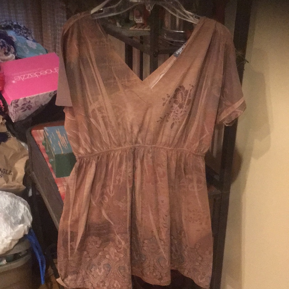 Women’s super cute top size small energy worldwesr